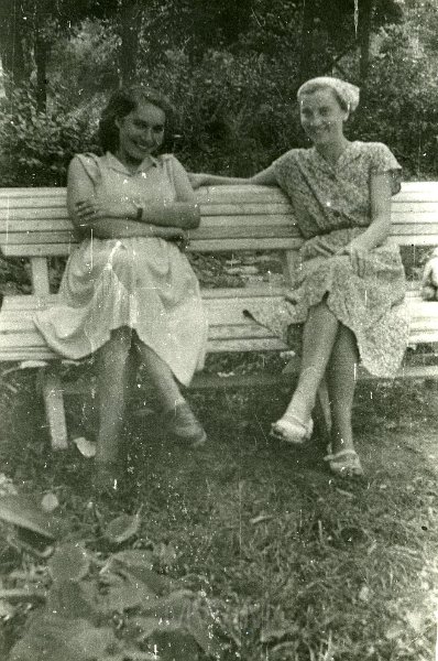 KKE 4236.jpg - Od lewej: Władysława Purkiewicz i pani Zofia, Bartoszyce, 1955 r.